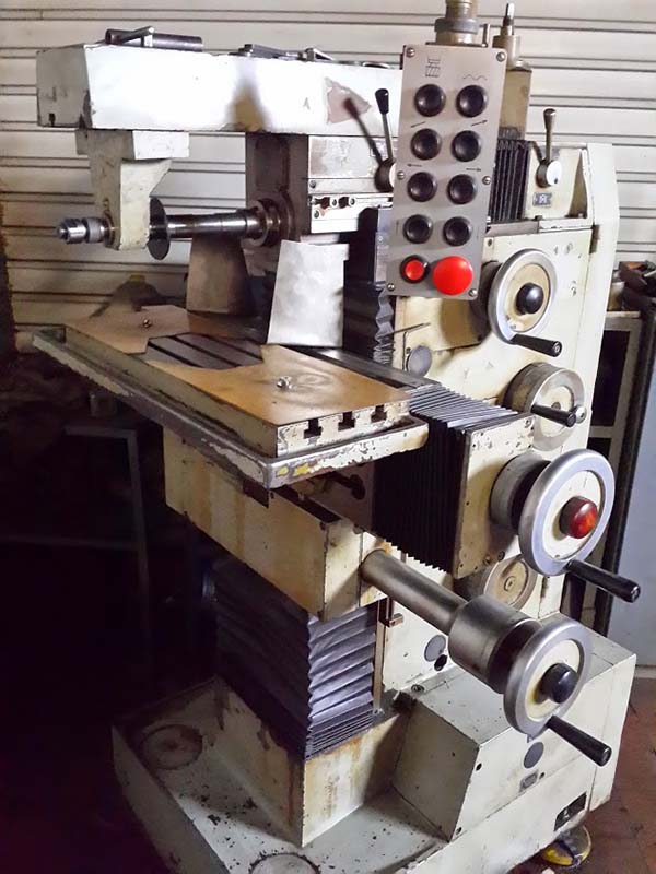 Загальний вигляд  широкоуніверсального фрезерного верстата 6А75в